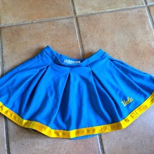 🐻 UCLA Bruins girls cheerleader skirt size 8. Cute and twirly!